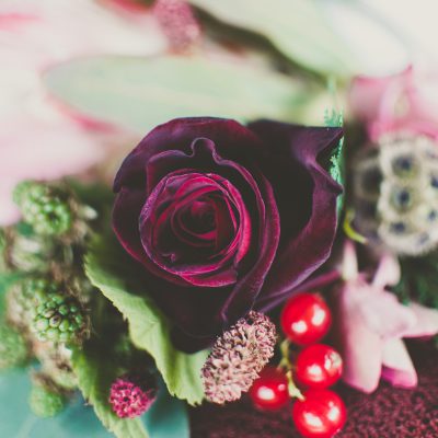 Floral Lounge English Heritage Wedding flowers cake 1